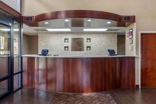 a lobby with a reception desk in a building at Comfort Suites near Robins Air Force Base in Warner Robins