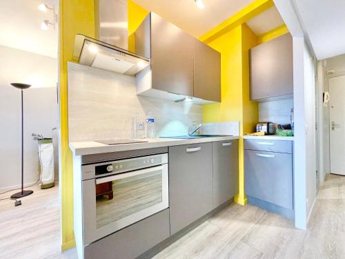 Photo de la galerie de l'établissement ECHAPPEE CHIC - Balcon - 150 m Casino Deauville & Plage, à Deauville