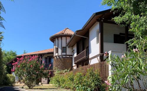 une maison avec une tour sur son côté dans l'établissement Domaine La Castilha, à Biscarrosse