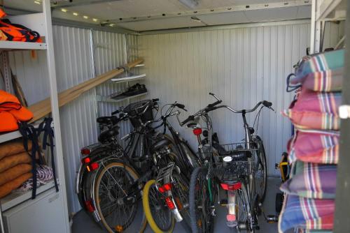 a group of bikes parked in a garage at Ferienhaus am Saaler Bodden in Neuendorf