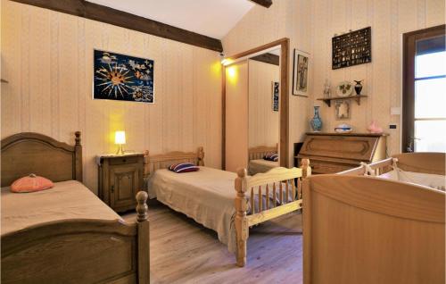 Ein Bett oder Betten in einem Zimmer der Unterkunft 3 Bedroom Stunning Home In Saint Quentin La Poter