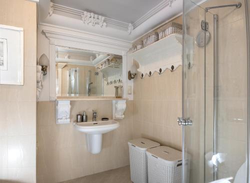 ein Badezimmer mit Waschbecken und Glasdusche in der Unterkunft Dariusz Apartament PREMIUM Jurata z garażem in Jurata