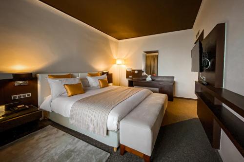 Un pat sau paturi într-o cameră la Mira Palace