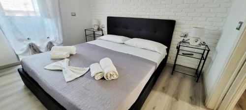 ein Schlafzimmer mit einem Bett mit Handtüchern darauf in der Unterkunft Case Vacanze Porto Vecchio in Lampedusa