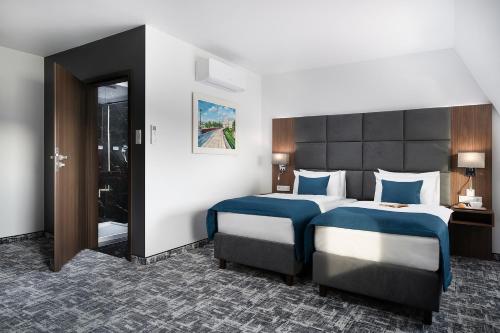 Postel nebo postele na pokoji v ubytování Hotel Korona Spa & Wellness