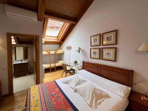 En eller flere senge i et værelse på Hostal Rural Salazar