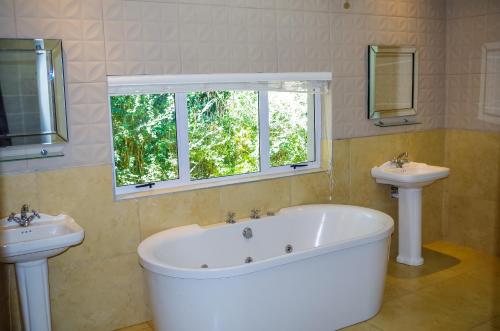 Kylpyhuone majoituspaikassa Katberg Mountain Resort & Hotel