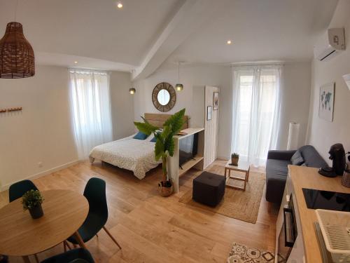 a living room with a bed and a table at STUDIO Canaille in Cassis