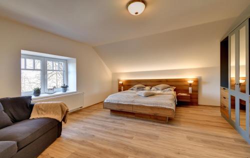 sypialnia z łóżkiem i kanapą w obiekcie Apartmány Hájovna w mieście Chlum u Třeboně
