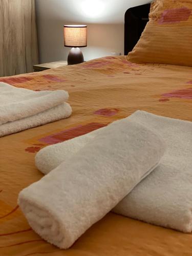 a group of white towels on a bed at Apartmani Milić Banja Koviljača in Banja Koviljača