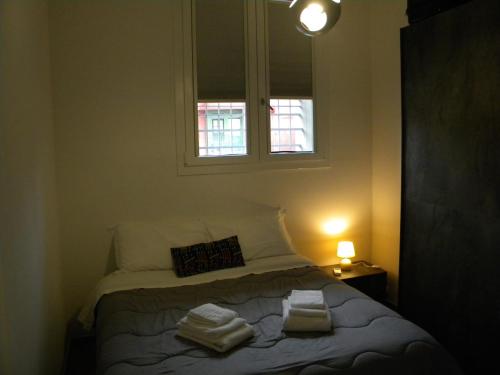 - une chambre avec un lit et 2 serviettes dans l'établissement Bologna House Fiera, à Bologne