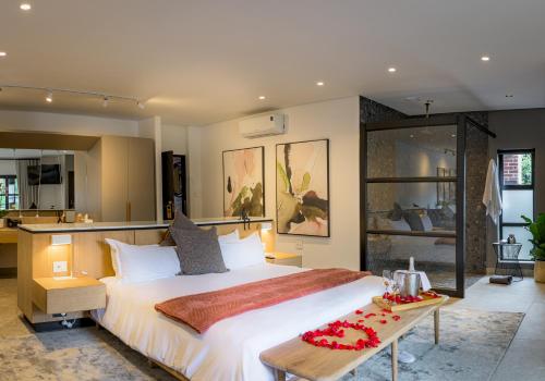 Postel nebo postele na pokoji v ubytování Menlyn Boutique Hotel