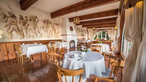 a restaurant with tables and chairs and a painting on the wall at Hotel Toriba in Campos do Jordão