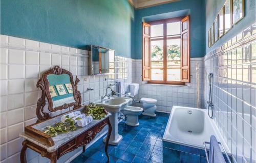 La salle de bains est pourvue de 2 toilettes, d'un lavabo et d'une baignoire. dans l'établissement Villa Balbano, à Nozzano Castello