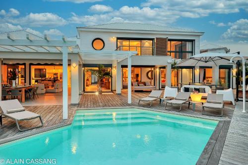 サンタンヌにあるVilla Luminosaの家の前にプールがある家