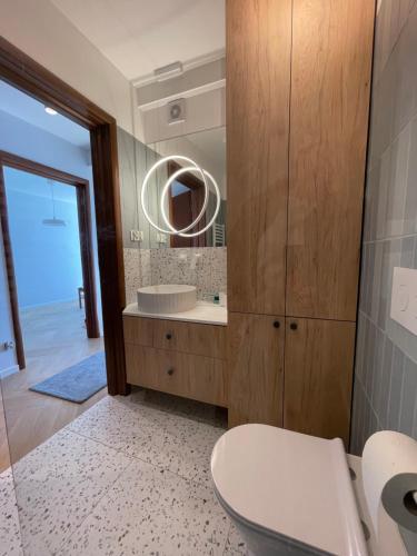 a bathroom with a white toilet and a mirror at APARTAMENT OVOC 2.0 in Chodzież