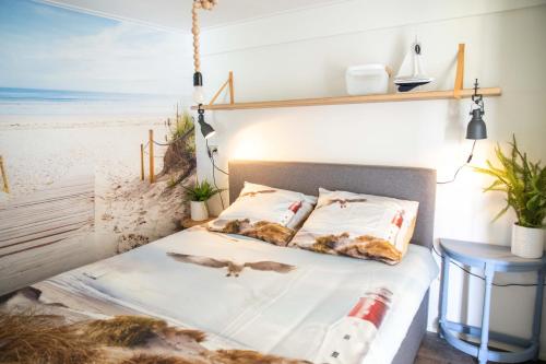 Postel nebo postele na pokoji v ubytování Strand-chalet Luna - 700 mtr van het strand van Ouddorp