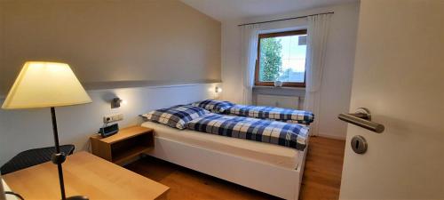 a small bedroom with a bed and a window at Appartement Bergdorf Steibis in Steibis