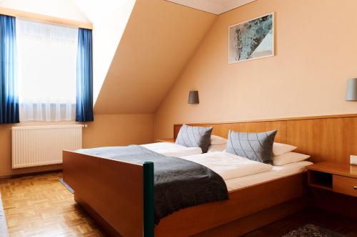 a bedroom with a bed in a room at Hotel Garni Thermenoase in Bad Blumau