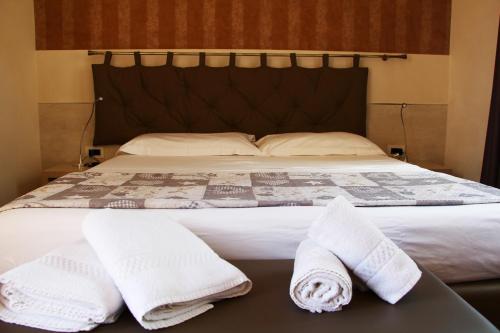 a bed with two white towels on a table at Resort Il Mulino in Favignana