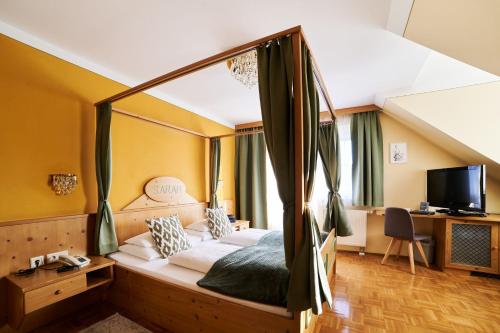 sypialnia z łóżkiem w pokoju w obiekcie Hotel Garni Thermenoase w mieście Bad Blumau