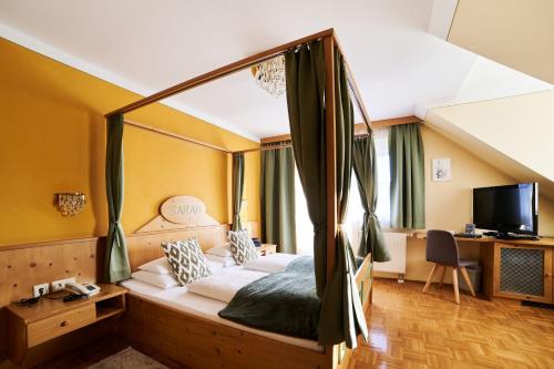 ein Schlafzimmer mit einem Bett in einem Zimmer in der Unterkunft Hotel Garni Thermenoase in Bad Blumau