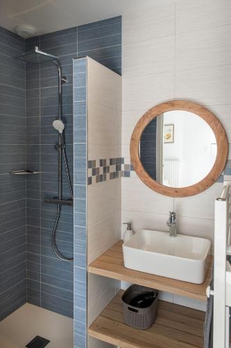 une salle de bain avec un lavabo, un miroir et une douche dans l'établissement GITE LES BALISES-TRIBORD-SAINT GILLES CROIX DE VIE, à Saint-Gilles-Croix-de-Vie