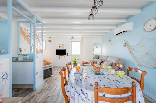 une cuisine et une salle à manger avec une table et des chaises dans l'établissement Villa moderne et colorée à Jard-sur-mer, à Jard-sur-Mer