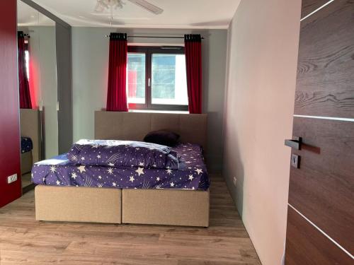 Postel nebo postele na pokoji v ubytování A large Luxurious PRIVATE Room, in a shared apartment-close to the city centre