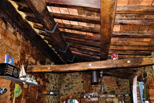 a wooden ceiling in a room with wooden beams at NIDO SCANSANESE in Scansano
