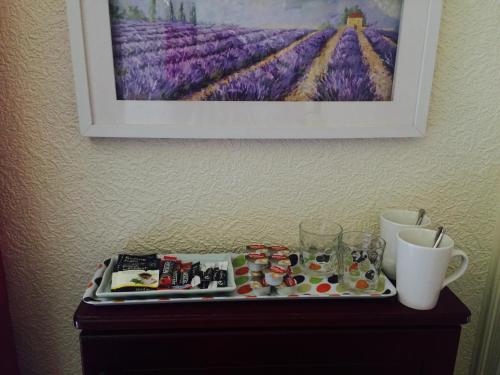 een dienblad met eten bovenop een tafel bij Brentwood Villa Bed and Breakfast in Aberdeen