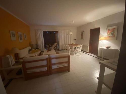een woonkamer met een bank en een tafel bij T2 sobre a praia - Albufeira/Olhos de Água in Albufeira