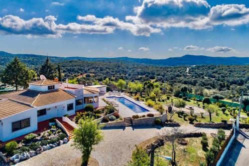 una vista aérea de una casa con piscina en Good Life Villa with Private Pool & Fruit garden, en Loulé