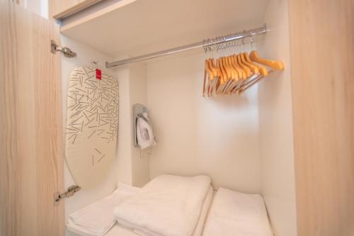 een kleine kamer met twee witte bedden. bij Harmony Seaview Apartments in Paphos City