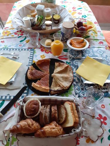 - une table avec petit-déjeuner composé de pain perdu et d'œufs dans l'établissement chambre à la campagne, à Baulon