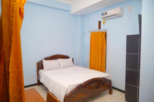 A bed or beds in a room at Homestay Kampung Inggris SYARIAH