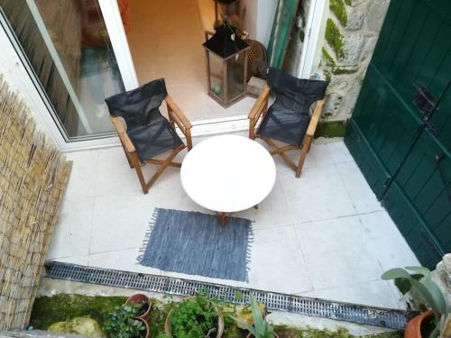 an overhead view of a table and chairs on a patio at Gallery House Plouti in Ploutí