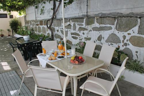 a table with a bowl of fruit on it at Hotel Senhor de Matosinhos in Matosinhos