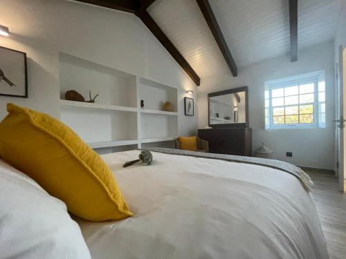 Llit o llits en una habitació de Kuanza Nature Experience, Fajã do Belo
