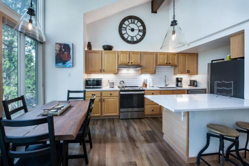 Overlook Athletic Club HeliportInner Circle Serenity Condo: Great Breck Location的厨房配有桌子和墙上的时钟