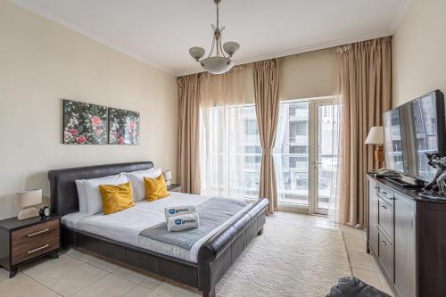 een slaapkamer met een bed en een groot raam bij HiGuests - Spacious Studio With City Views Near Dubai Mall in Dubai