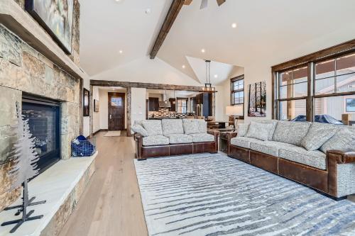 un salon avec des canapés et une cheminée dans l'établissement Deere Retreat Home Hot Tub Stylish, à Breckenridge