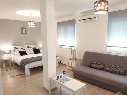 un soggiorno con letto e divano di Guest House Dragić a Zara (Zadar)