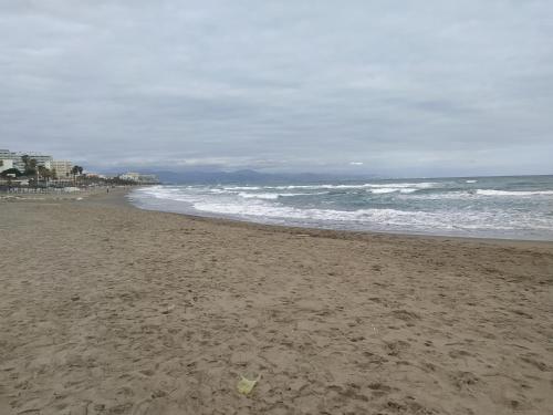 a sandy beach with the ocean in the background at APARTAMENTO Daniel in Benalmádena