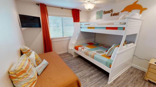 - une chambre pour enfants avec des lits superposés et un bureau dans l'établissement AH-B104 Newly Remodeled Ground Floor Condo, Overlooking PoolHot Tub, à Port Aransas