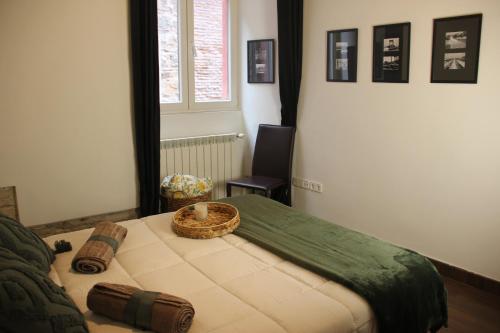 a bedroom with a bed with a basket on it at El museo in Ávila