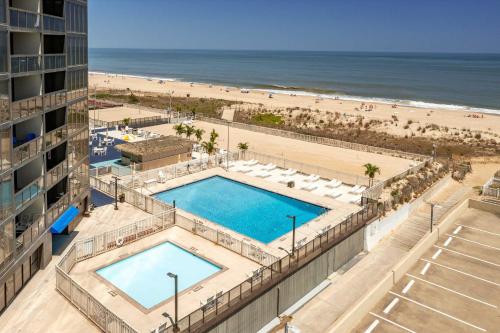 Bazén v ubytování Beach Views Golden Sands Condo in Ocean City! nebo v jeho okolí