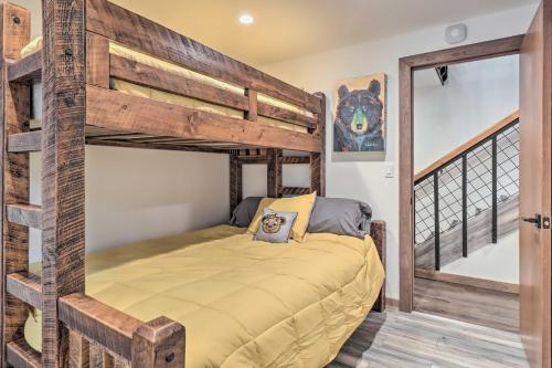 - une chambre avec des lits superposés dans l'établissement Incline Village Cabin with Patio 2 Mi to Beach!, à Incline Village