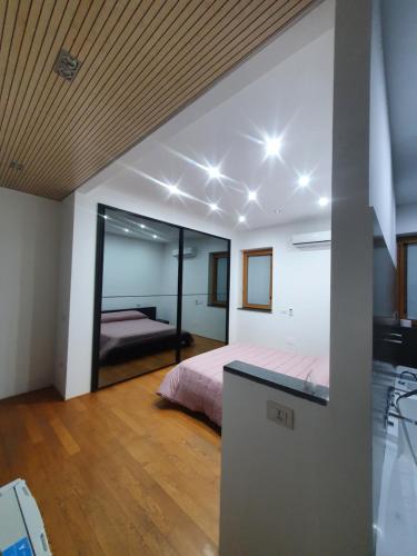 een slaapkamer met een bed en een spiegel bij STONE GARDEN B&B Ercolano in Ercolano