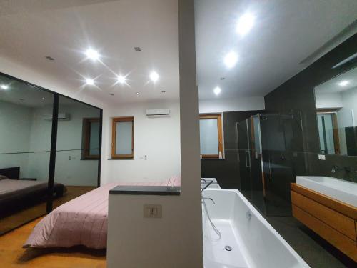 een badkamer met een bed, een bad en een wastafel bij STONE GARDEN B&B Ercolano in Ercolano